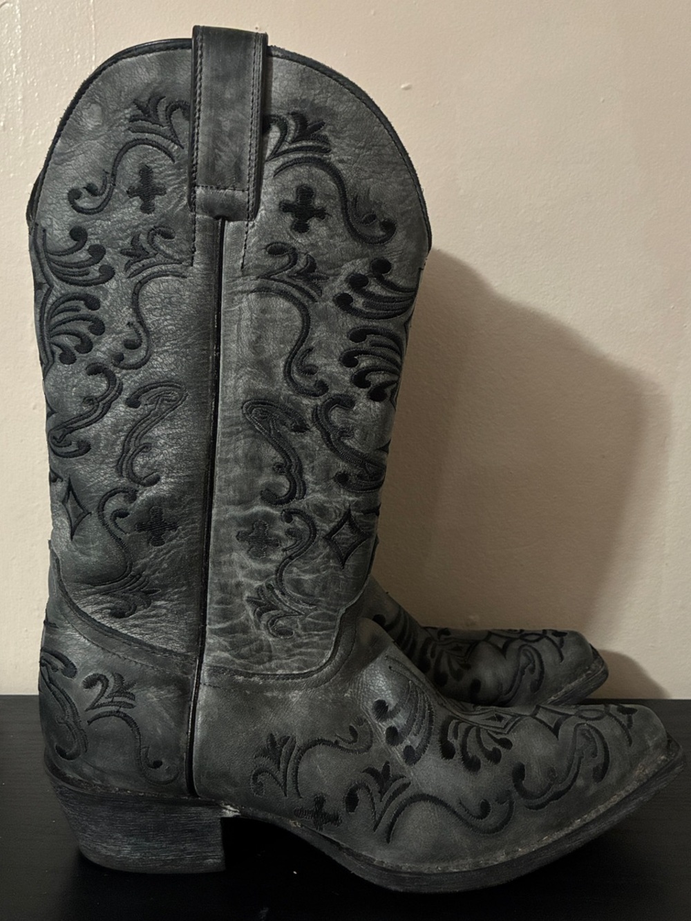 Shyanne Gray Black Distressed Embroidered Leather Cowboy boots size 9